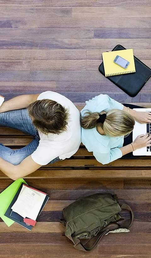 背中を合わせて仕事をする男女
