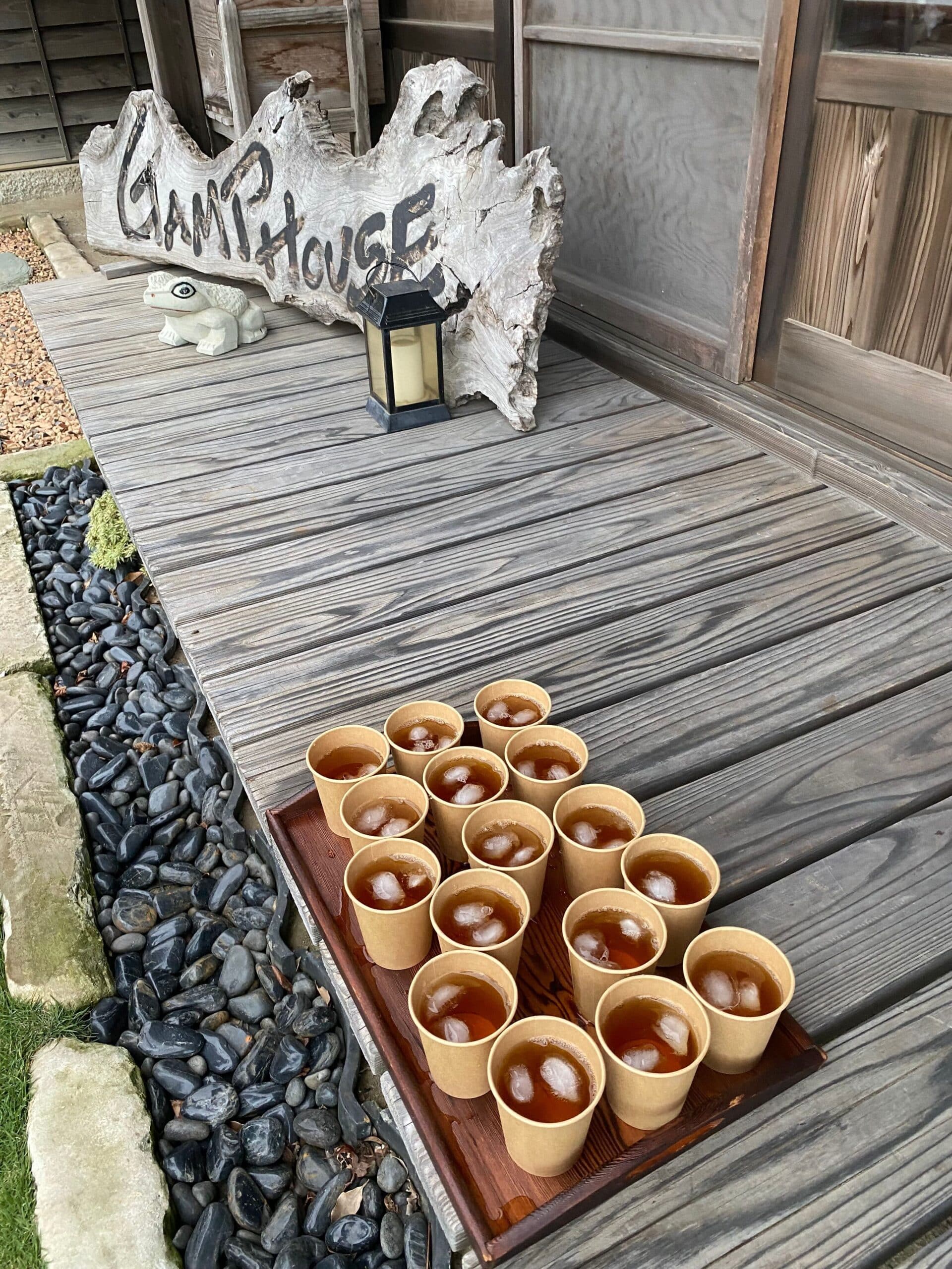 縁側に置かれた麦茶