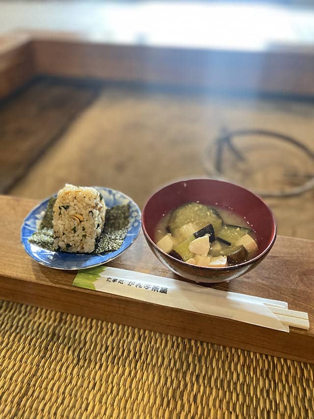 お味噌汁とおにぎり