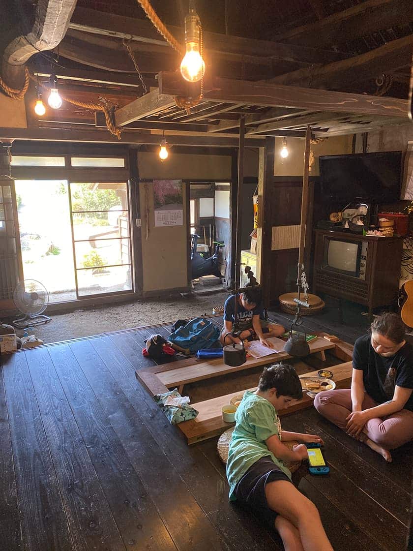 囲炉裏の周りでくつろぐお客様