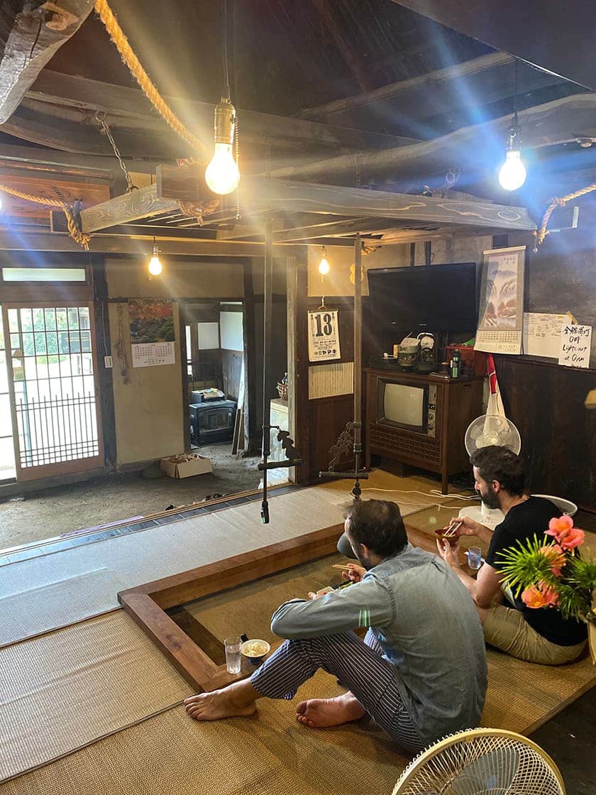 囲炉裏で食事をする男性