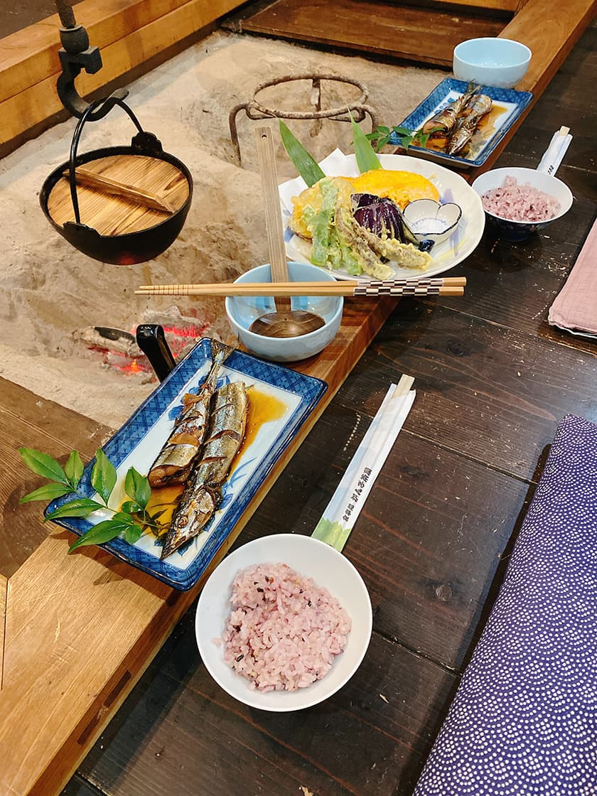 囲炉裏で食べる食事