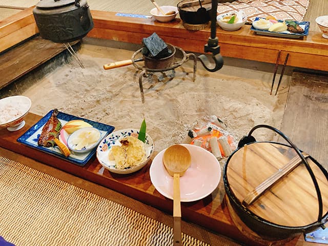 囲炉裏で食べる食事