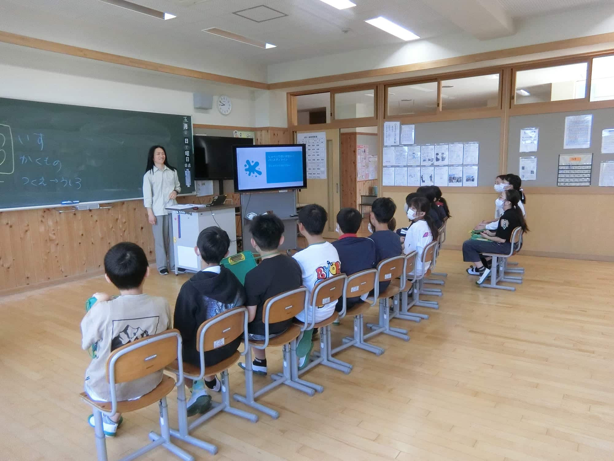 学校の教室でTADAの話を聞く児童