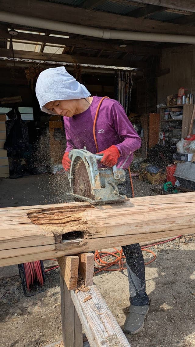 木材を加工するTADA