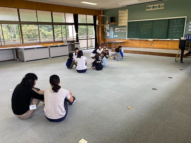 学校でグループワークする生徒たち