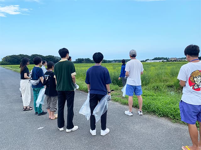 農業体験する若者たち