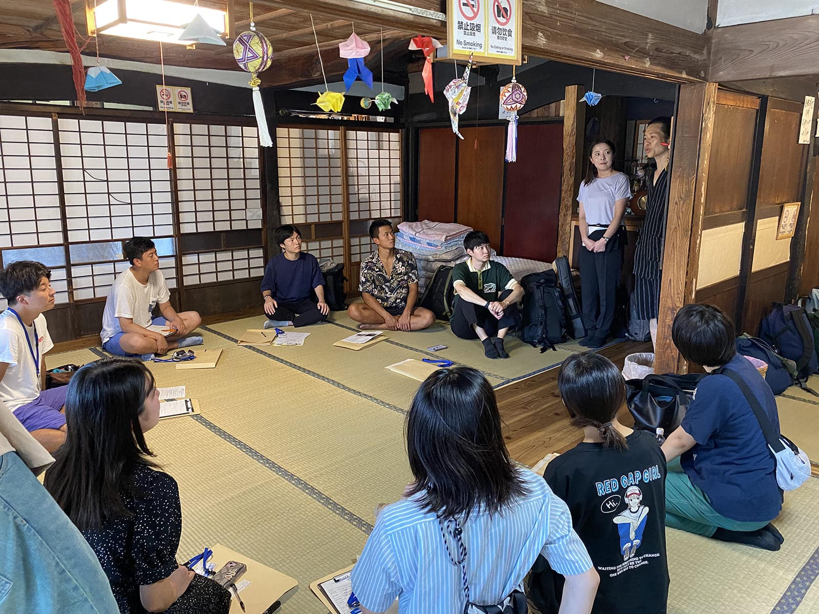 円になってTADAの話を聞く学生たち